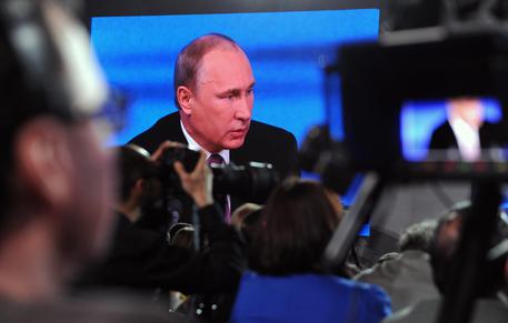 Russia, crollo del rublo. Putin: “Supereremo la crisi al massimo in due anni”
