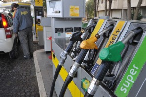 NUOVI RINCARI SU BENZINA, NELLA MEDIA SOPRA 1,74 EURO/LITRO