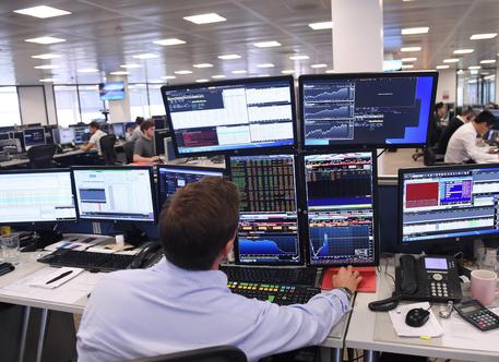 epa04897245 A trader at IG Group Holding looks at computer screens in central London, Britain, 25 August 2015. European shares rebounded after a massive sell off just one day earlier lead to billions being wiped off the region's stocks amid worries about the outlook for China's economy. Stocks in London rose 2.6 per cent.  EPA/FACUNDO ARRIZABALAGA
