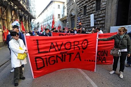 Lavoro: Firenze, 500 metalmeccanici Fiom-Fim-Uilm in piazza