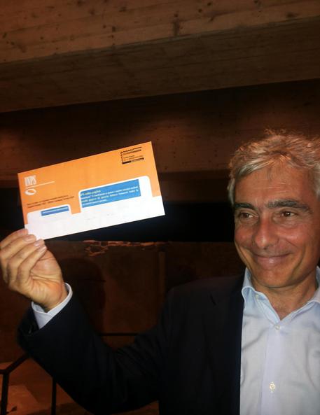 Presidente Inps, Tito Boeri, mostra la busta arancione che verrà inviata agli italiani con il calcolo della loro pensione .