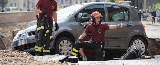 Foto Lodebole/bianchi/LaPresse 25-05-2016 Firenze, ItaliaCronaca Una voragine di circa duecento metri si è aperta a firenze sul Lungarno Torrigiani, tra Ponte Vecchio e Ponte alle Grazie. Come spiegato a LaPresse dai vigili del fuoco di firenze il cedimento è stato causato dalla rottura di un tubo, con l'acqua che ha scavato sotto il manto stradale fino a provocare la voragine: circa 20 auto sono sommerse dall'acqua. Nessuna persona è rimasta ferita. Sul posto diverse squadre dei vigili del fuoco, con un team di sommozzatori. Nella foto: Vigili del Fuoco a lavoro  Photo lo debole/bianchi/LaPresse 25-05-2016 Florence, Italy News A chasm of about two hundred meters was opened in Florence In the pic: mayor of Florence