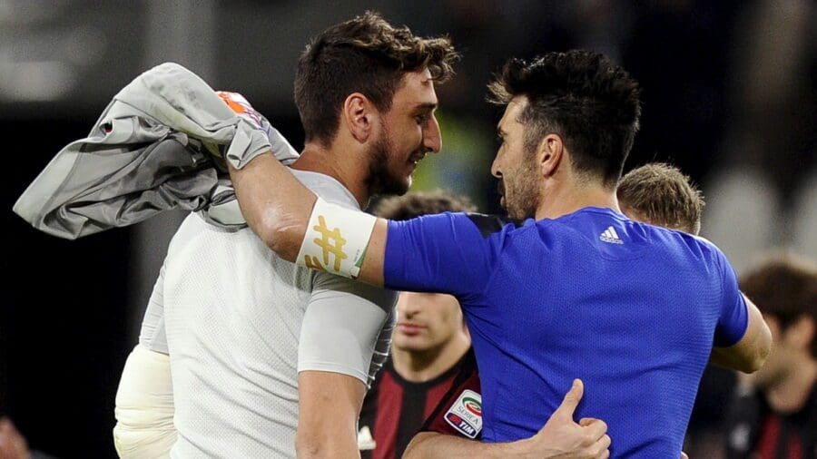 Football Soccer - Juventus v AC Milan - Italian Serie A - Juventus stadium, Turin, Italy -  21/11/15  Juventus goalkeeper Gianluigi Buffon (R) embraces AC Milan goalkeeper Gianluigi Donnarumma at the end of the match  REUTERS/Giorgio Perottino - RTX1V7XW