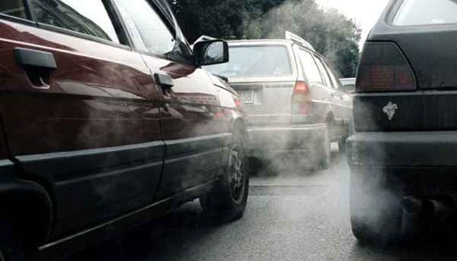 Questa immagine ha l'attributo alt vuoto; il nome del file è smog-auto.jpg