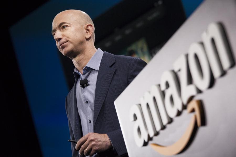 Questa immagine ha l'attributo alt vuoto; il nome del file è jeff-bezos.jpg