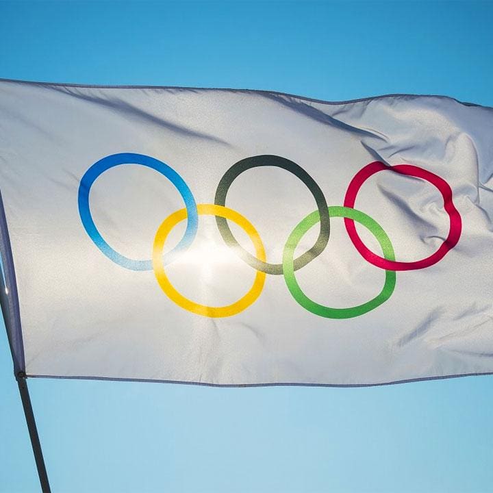 Флаг зимних олимпийских игр. Олимпийские игры Олимпийский флаг. Флаг международного олимпийского комитета. Олимпийский флаг Сочи. Знамя Олимпийских игр.