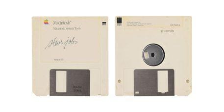 Questa immagine ha l'attributo alt vuoto; il nome del file è floppy-disk-Steve-Jobs.jpg