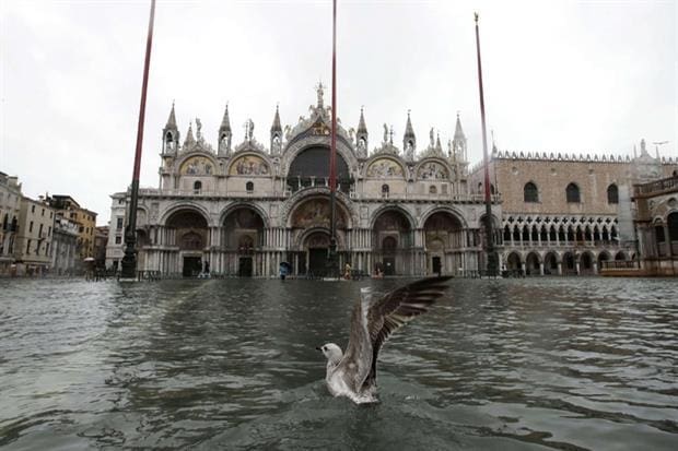 Questa immagine ha l'attributo alt vuoto; il nome del file è venezia-alluvione.jpg