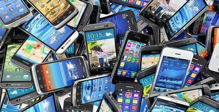 Questa immagine ha l'attributo alt vuoto; il nome del file è smartphone-mercato.jpg