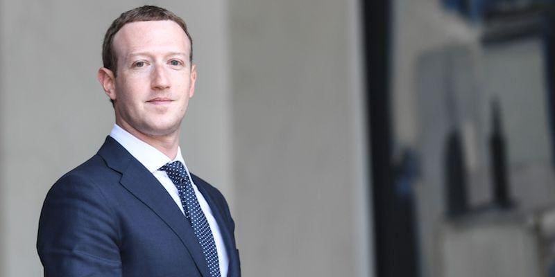 Questa immagine ha l'attributo alt vuoto; il nome del file è Zuckerberg.jpg