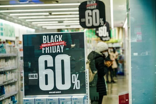 Questa immagine ha l'attributo alt vuoto; il nome del file è Black-Friday.jpg