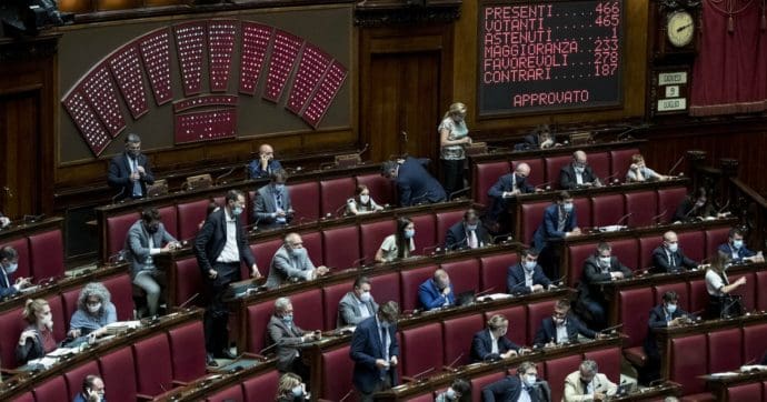 Questa immagine ha l'attributo alt vuoto; il nome del file è camera-dei-deputati.jpg