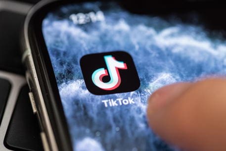 Questa immagine ha l'attributo alt vuoto; il nome del file è Tik-Tok.jpg