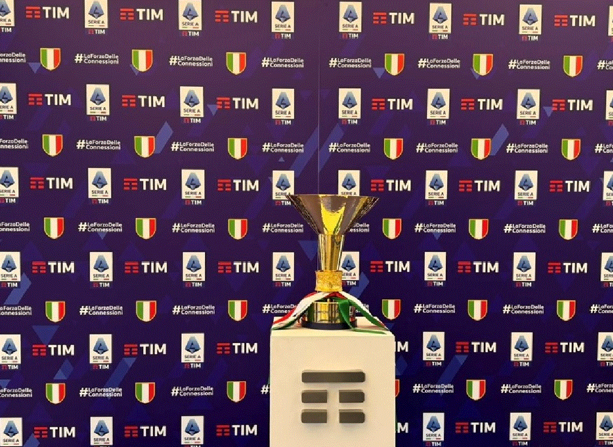 TIM porta la “Coppa di Campione d’Italia” a Milano nel negozio di piazza Cordusio