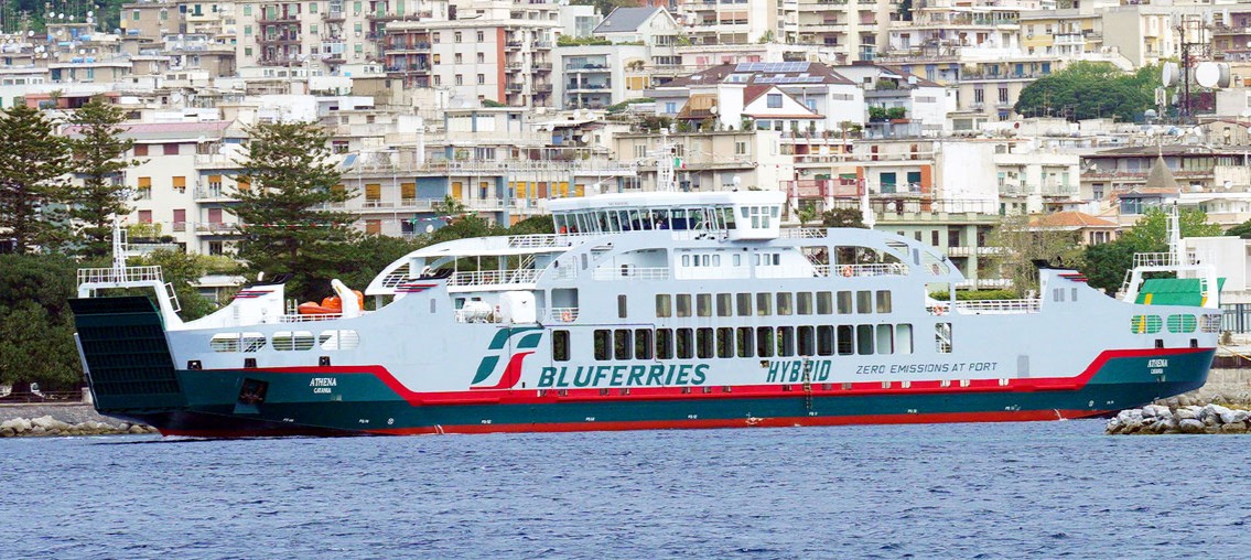 Entra in servizio Athena, la nuova nave di FS Logistix: propulsione ibrida e pannelli solari